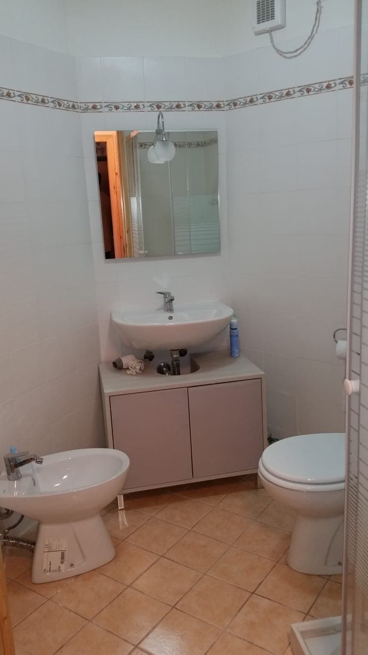 Bagno con lavabo, bidet, WC e doccia