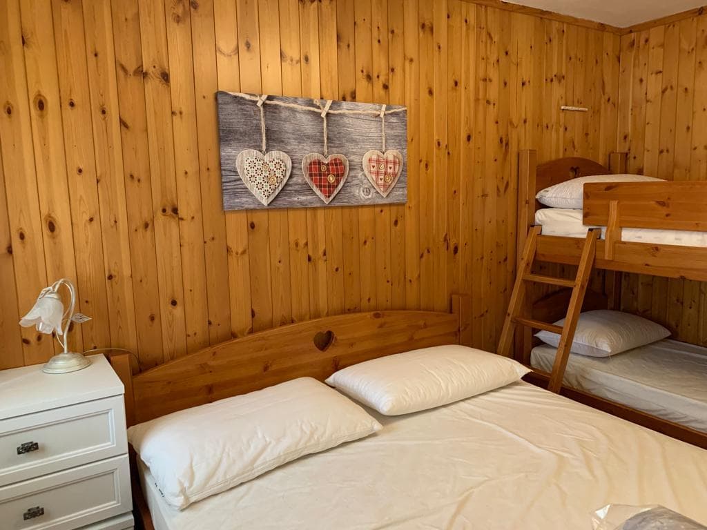 Camera con letto matrimoniale e letto a castello