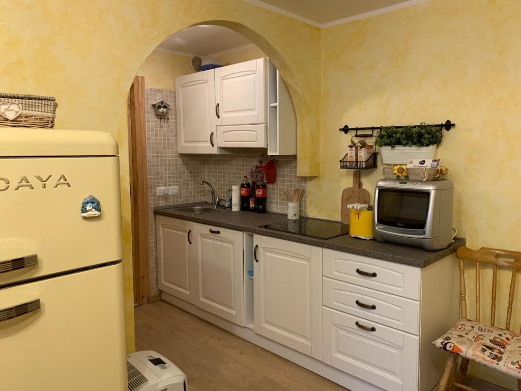 Cucina attrezzata con frigorifero ed elettrodomestici