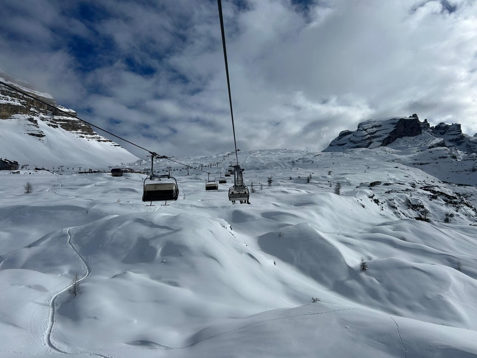 Seggiovia sulle piste innevate